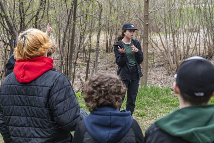 Les élèves écoutent attentivement la présentation des projets réalisés par Canards Illimités Canada à la Réserve de faune du Cap-Tourmente. 