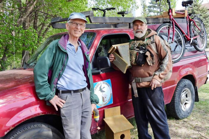 Patrick Lang (à gauche) et Mark Lussier (à droite) se consacrent à la conservation des oiseaux sous le nom de « Prairie Wings », construisant des nichoirs au Manitoba pour l’hirondelle bicolore et rustique, ainsi que pour d’autres oiseaux. 