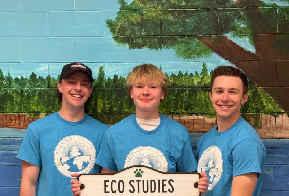 Owen, Oliver et Noah ont remporté le concours national d’études de cas des Centres d’excellence des milieux humides de CIC, gagnant ainsi 500 $ pour leur école et le titre de Jeunes experts en milieux humides. 