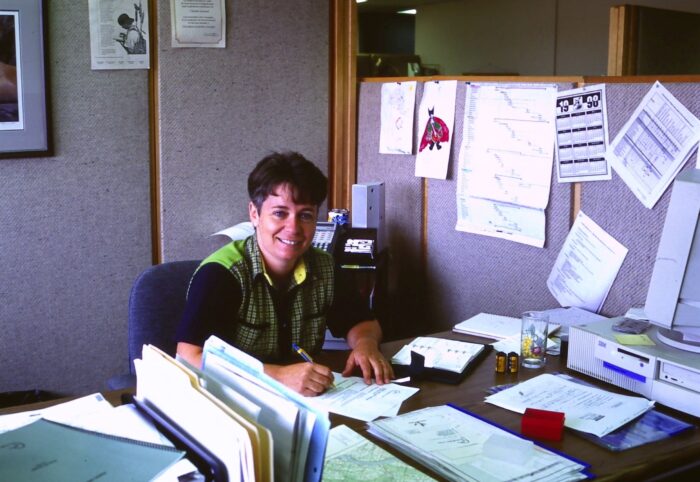 Claudie au bureau de CIC, à Québec, en 1998.