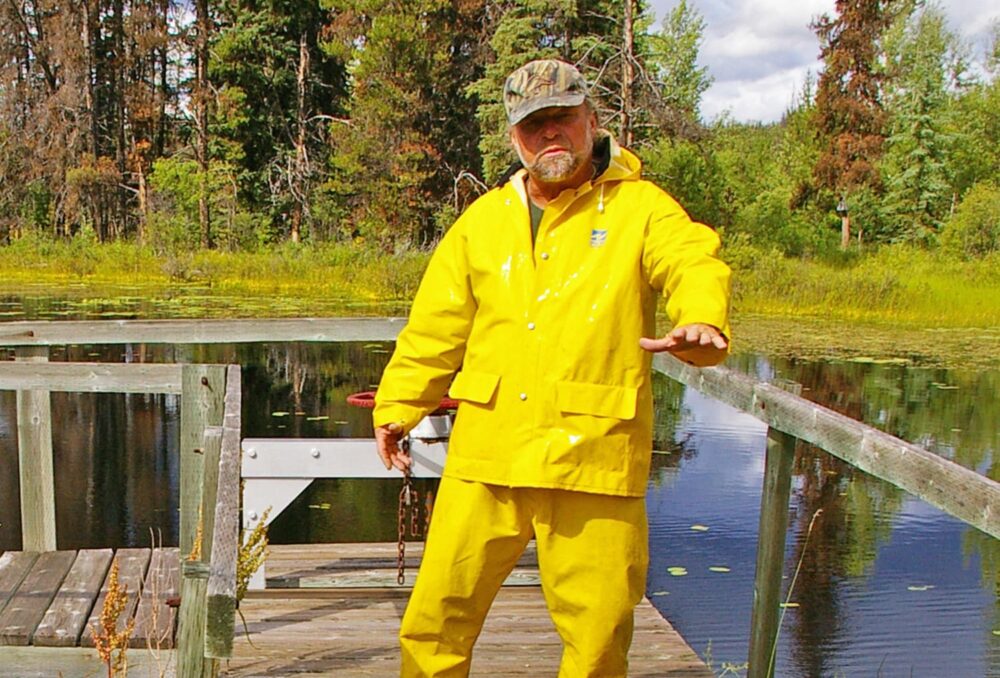 Bernie Wendler se tient devant une structure de régulation des eaux dans le marais Wendler, le terrain qu’il gère avec CIC depuis des décennies.