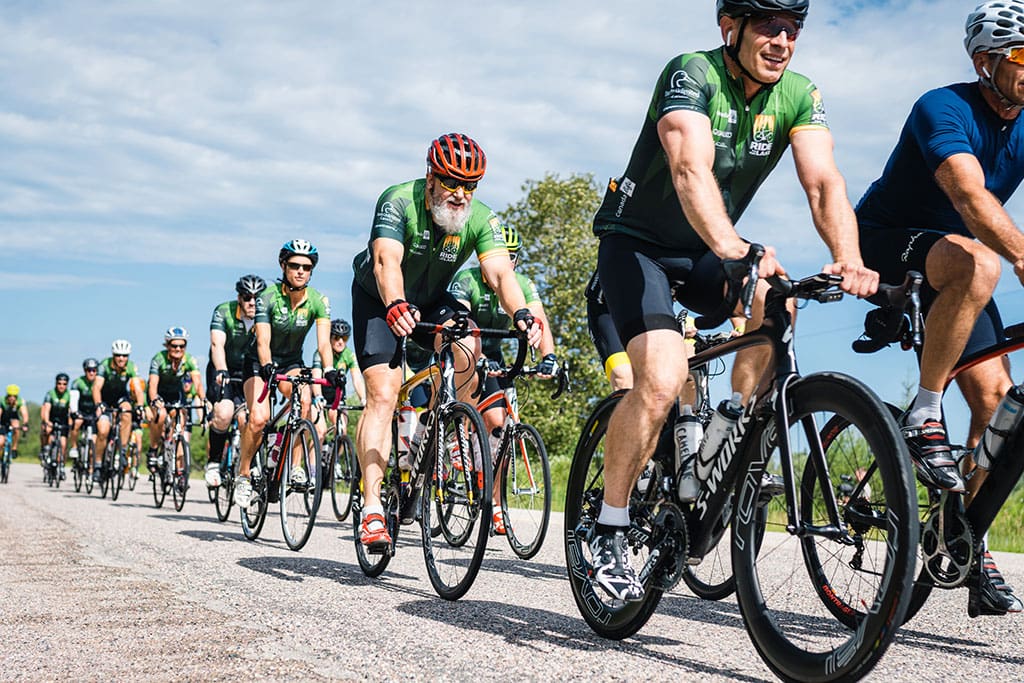 Cyclistes participant à la randonnée « Ride to the Lake », un événement organisé par Canards Illimités Canada.