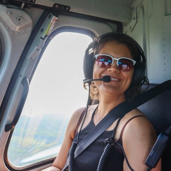 Carrie Mana, spécialiste des programmes de conservation (région boréale) pour Canards Illimités Canada, observe la vue depuis les airs dans le cadre de son travail de terrain pour la réalisation de l’inventaire des milieux humides de la région d’Interlake au Manitoba. « Nous avons survolé les milieux humides qui avaient été classifiés à l’aide de la télédétection et avons procédé à une vérification sur le terrain de ces classes de milieux humides depuis l’hélicoptère... Lorsque la classification était incertaine depuis les airs, nous atterrissions avec l’hélicoptère pour effectuer des prélèvements de sol et des analyses chimiques de l’eau », explique-t-elle.