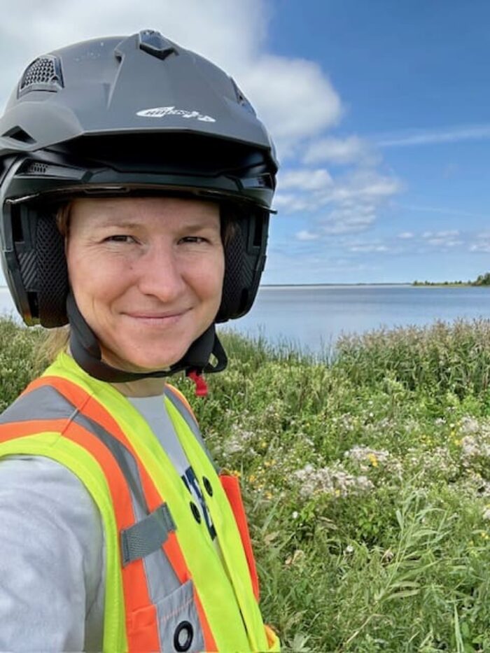 Kirstin Newfield, ingénieure provinciale au Manitoba, inspecte un barrage sur l’île Hecla.