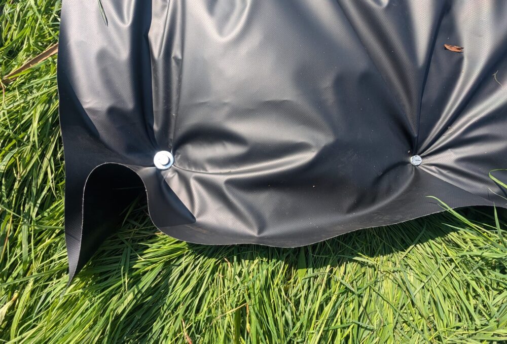 La barrière benthique est clouée directement dans le sol à l’aide de piquets métalliques. Les piquets et la bâche sont réutilisables plusieurs fois. 