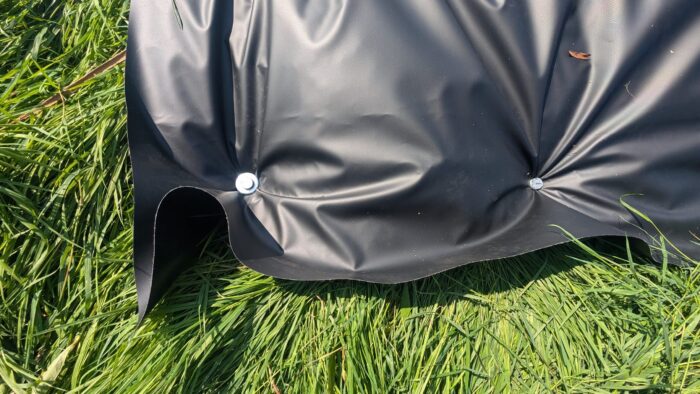 La barrière benthique est clouée directement dans le sol à l’aide de piquets métalliques. Les piquets et la bâche sont réutilisables plusieurs fois. 