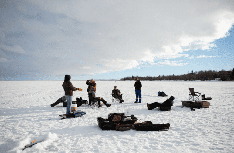 Groupe de personnes pratiquant la pêche sur glace