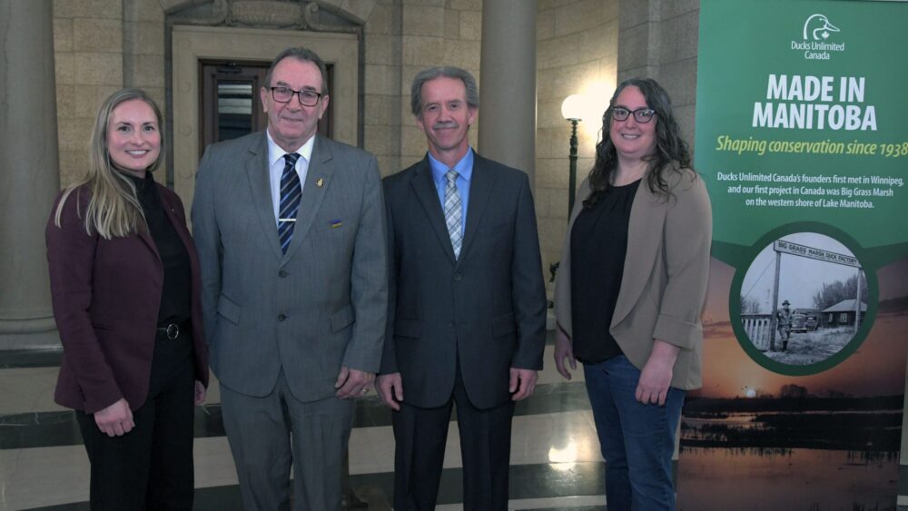 Événement de lancement à l'Assemblée législative du Manitoba. De gauche à droite : Karli Reimer, responsable de la communication et de la sensibilisation (Prairies), Canards Illimités Canada ; Ron Kostyshyn, ministre de l'Agriculture de la province du Manitoba ; Andrew Hak, directeur régional de la conservation (sécurisation), Canards Illimités Canada ; et Mary-Jane Orr, directrice générale de Manitoba Beef & Forage Initiatives.