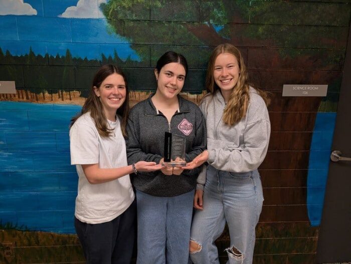 Amelia Gow, Alex McKeown et Kennedy Nadon, du CEMH Jardins botaniques royaux/Aldershot, ont été déclarés vainqueurs du volet scientifique du concours.