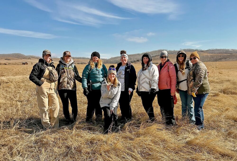 Les participants posent avec une prise à l’occasion d’un événement de chasse aux bois organisé par les Bow Valley Pintails, qui a affiché complet et s’est tenu en dehors de Calgary plus tôt cette année.