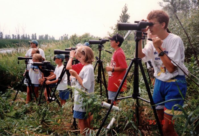 Initiation à l’observation de la faune pour de jeunes aventuriers dans les débuts de CIC au Québec.