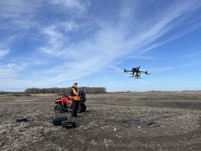Un employé de Canards Illimités Canada lance un drone sur le chantier du projet Burgess RCLP près de Minnedosa, au Manitoba. Crédit : Scott Henowitch