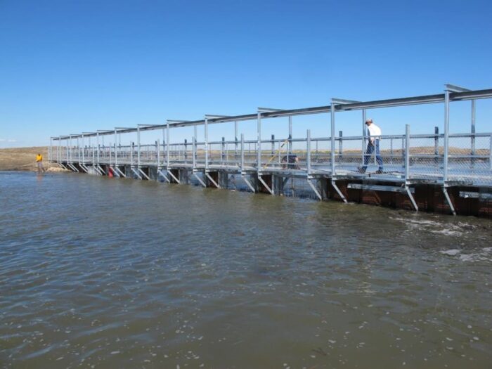L’ouvrage de Waterhen Creek avec des grilles à barreaux installées dans les ouvertures.