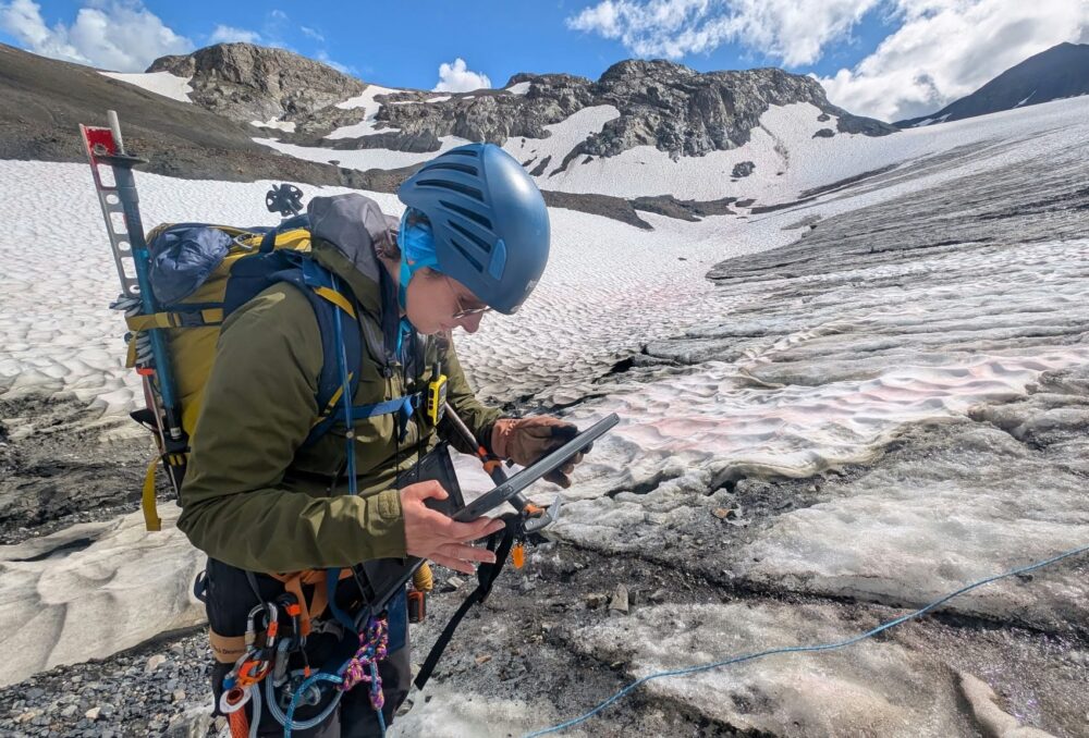 Rebecca Edwards, experte du secteur géospatial et de la télédétection chez CIC, enregistre des points GPS correspondant à des caractéristiques glaciaires, afin de créer une carte actualisée du terrain. Ces informations permettront de mieux comprendre l’état de santé et l’étendue du glacier actuel.