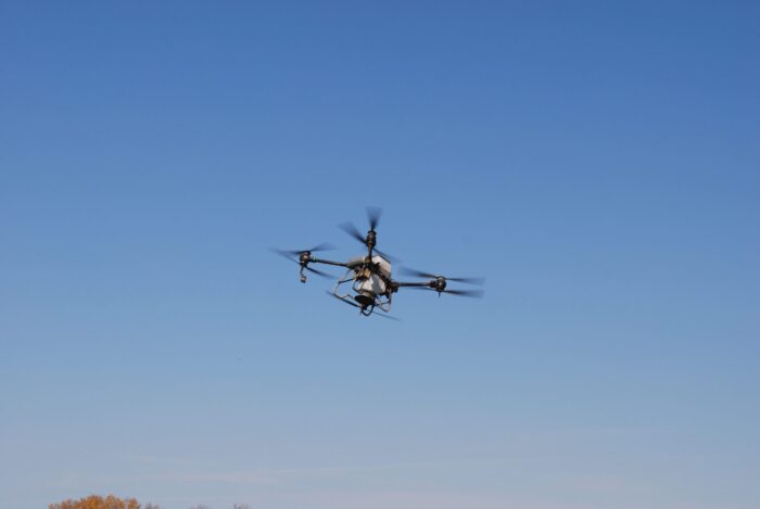 Des drones sont testés au Touchwood Hills Conservation Ranch comme outils potentiels pour l’ensemencement efficace d’espèces fourragères sur des terrains accidentés.