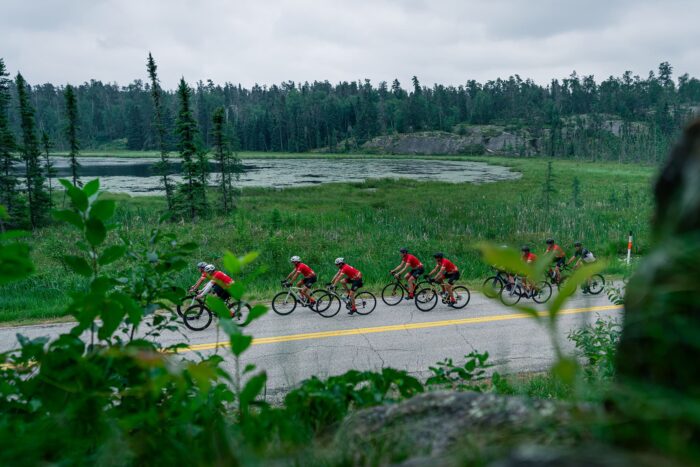 Les cyclistes arboraient également une tenue bien particulière cette année : un maillot rouge vif inspiré des chandails de hockey canadiens d’autrefois et de la fierté nationale qui a rassemblé les Canadiens lors des Jeux olympiques d’hiver de 2026.