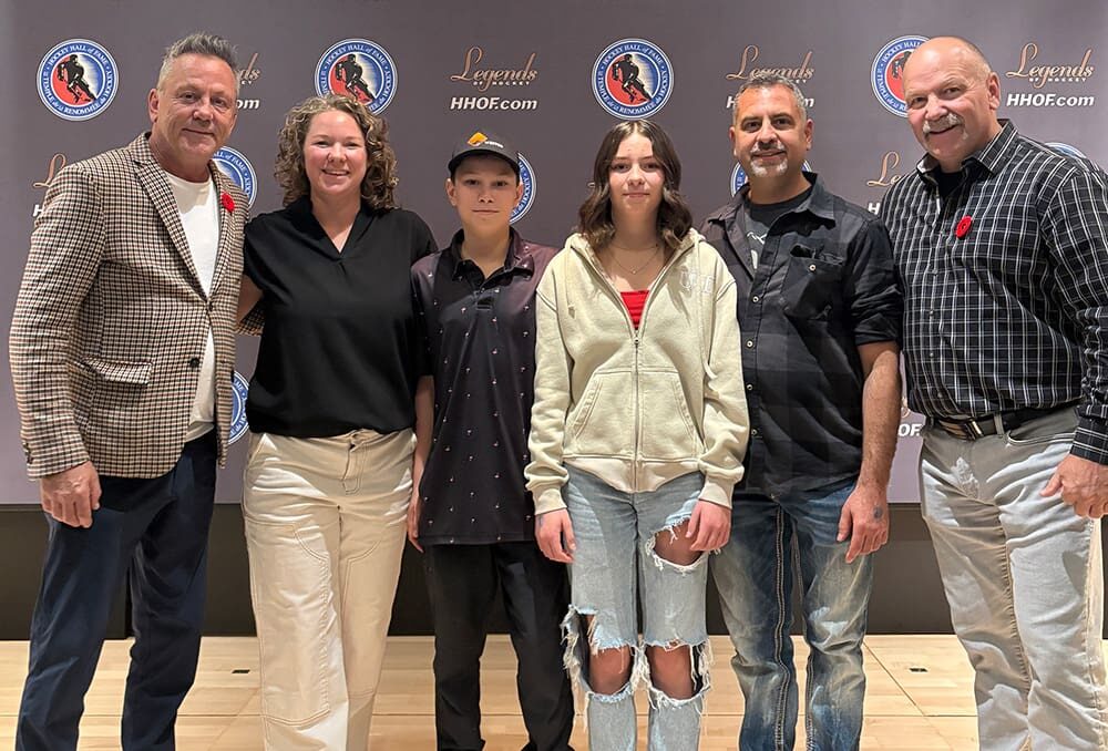 Yvonne Kuchta (deuxième à partir de la gauche) et sa famille, grands gagnants de la première année du concours Petits étangs, grands buts de Canards Illimités Canada, posent aux côtés des légendes du hockey canadien Doug Gilmour (à gauche) et Wendel Clark (à droite) au Temple de la renommée du hockey, en novembre 2025.